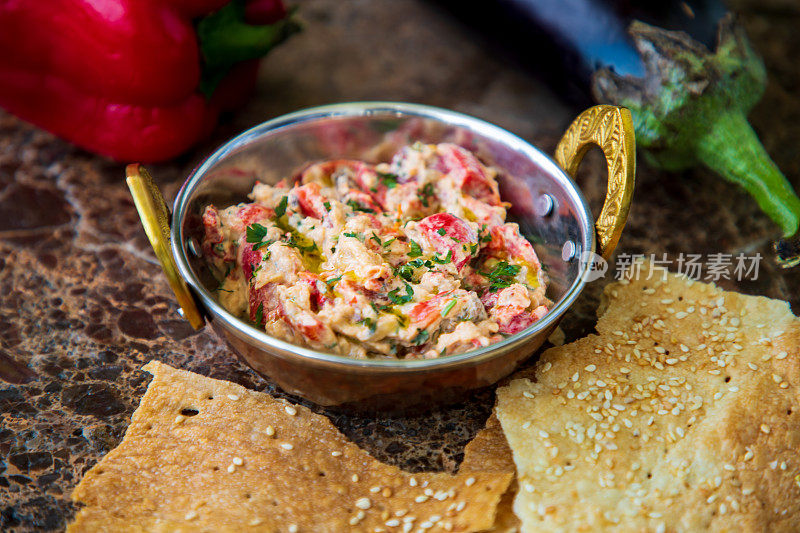 中东特产Baba Ghanoush配以欧芹，在餐厅的餐桌上